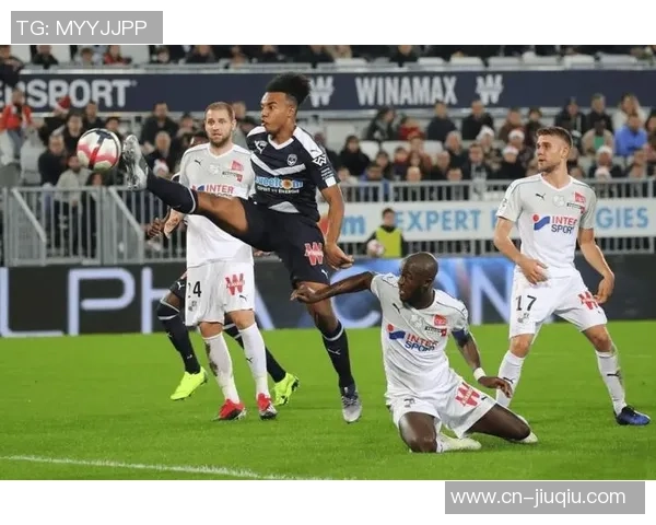 亚眠与里尔比赛因意外事件中断球迷反应热烈引发热议 亚眠与里尔比赛因意外事件中断球迷反应热烈引发热议